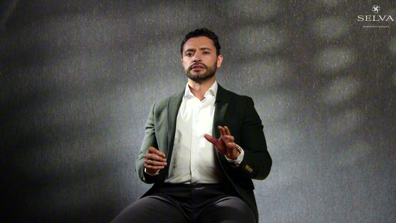 Juan Camilo Serna, fundador de Selva Investment Banking, explicando qué hace una banca de inversión